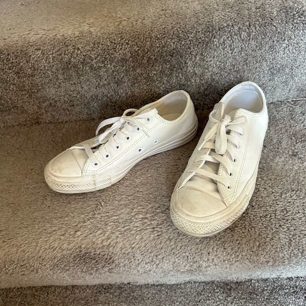 Women’s converse size 6.5 Low-Top Sneakers